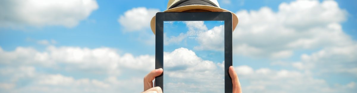 Ein transparentes Tablet mit Wolken